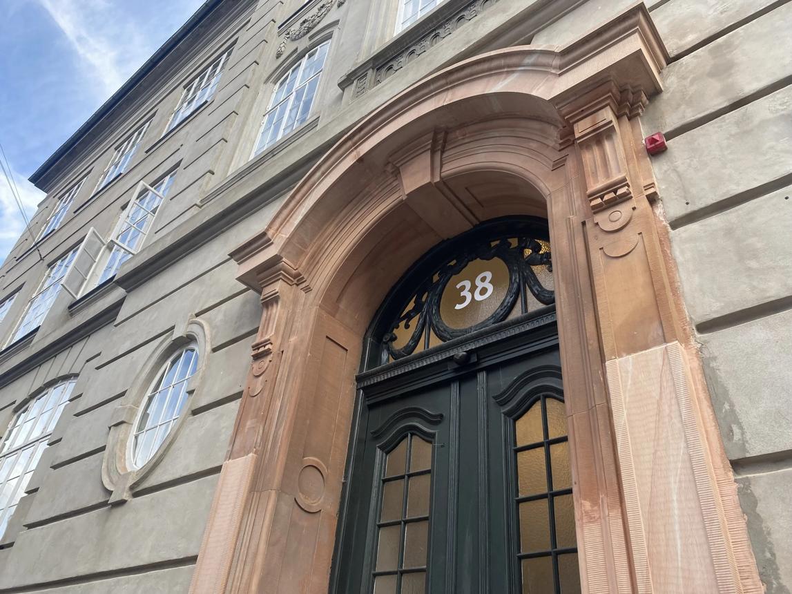 Indgangsparti med portal i sandsten